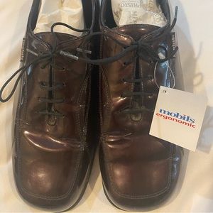 Extraordinary burgundy/brown patentMephistoMobil’s ergonomic shoes. like New